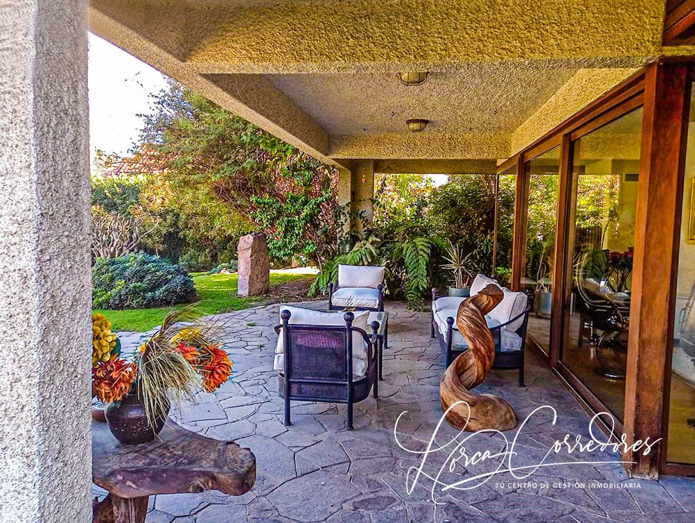 En venta amplia casa comuna de Lo Barnechea