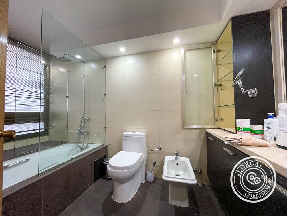Departamento Amoblado en Arriendo Las Condes, Sector El Bosque Norte, Santiago — 3 Dormitorios, 4 Baños, Vista Oriente