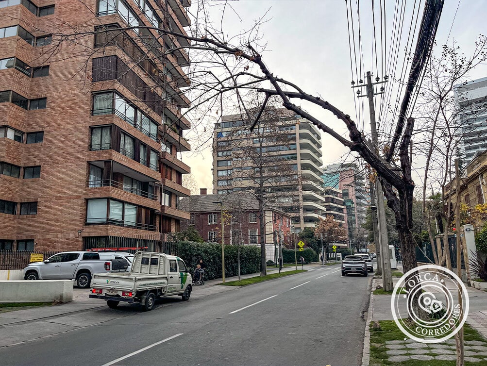 Departamento Amoblado en Arriendo Las Condes, Sector El Bosque Norte, Santiago — 3 Dormitorios, 4 Baños, Vista Oriente