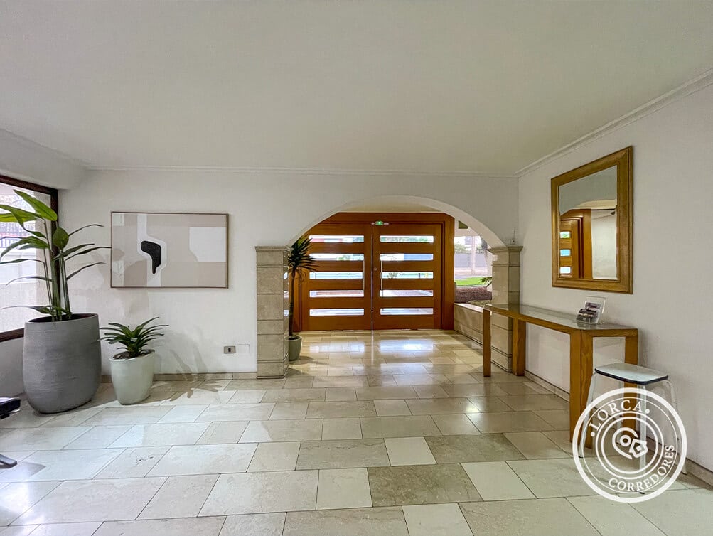 Departamento Amoblado en Arriendo Las Condes, Sector El Bosque Norte, Santiago — 3 Dormitorios, 4 Baños, Vista Oriente