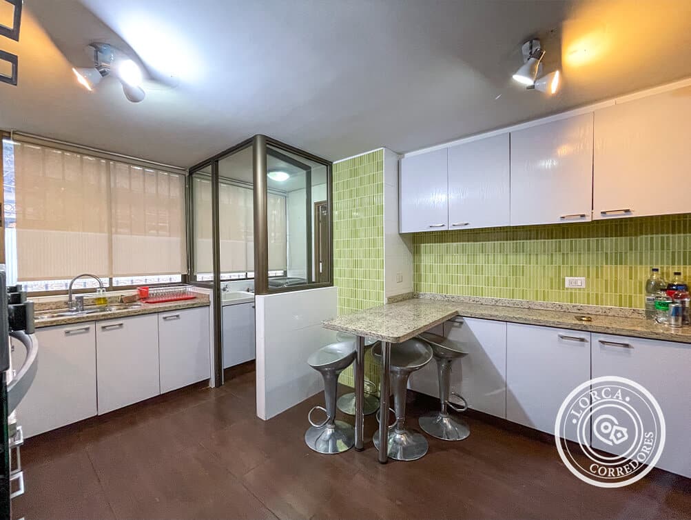 Departamento Amoblado en Arriendo Las Condes, Sector El Bosque Norte, Santiago — 3 Dormitorios, 4 Baños, Vista Oriente