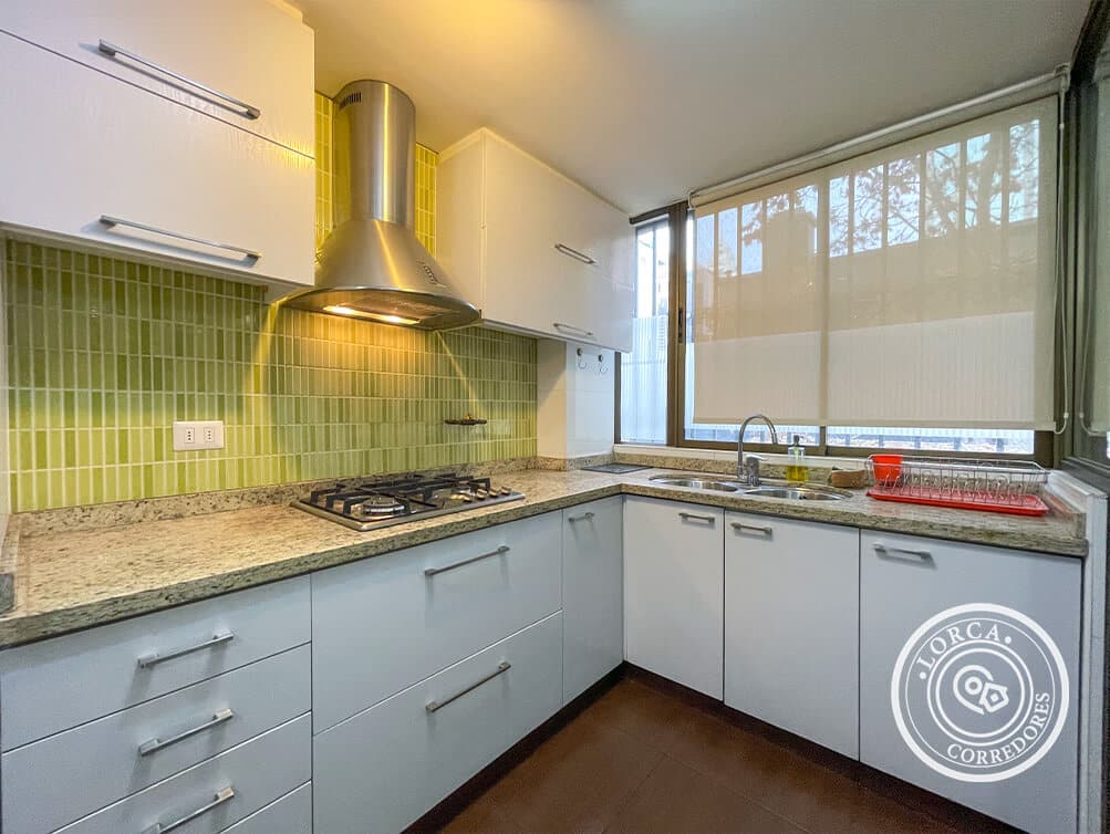 Departamento Amoblado en Arriendo Las Condes, Sector El Bosque Norte, Santiago — 3 Dormitorios, 4 Baños, Vista Oriente