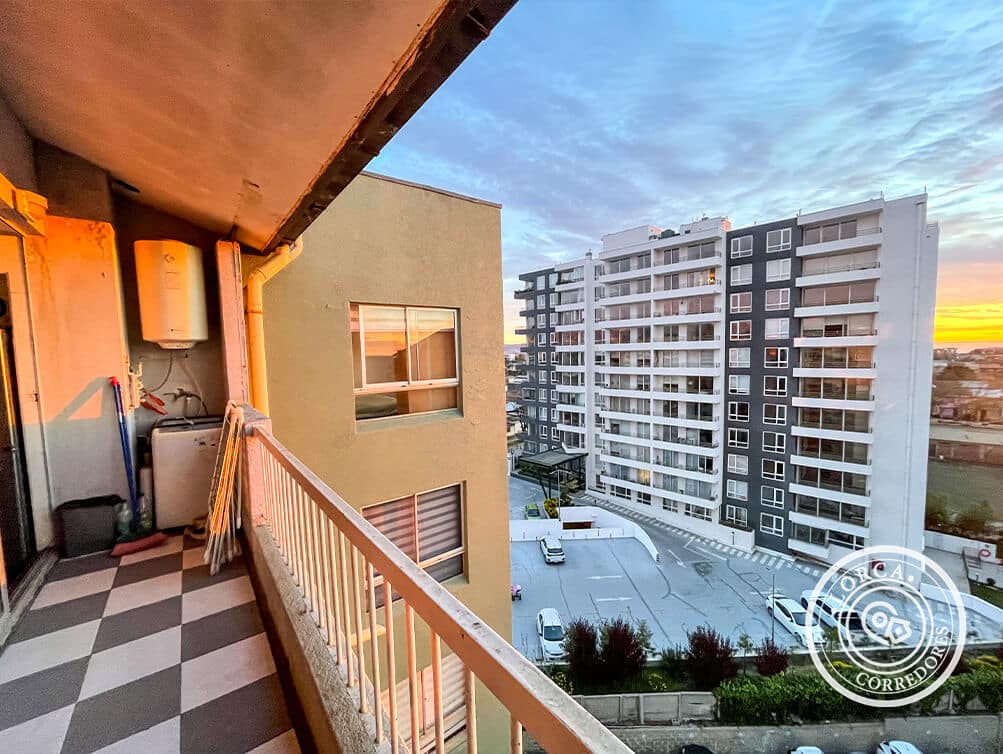Departamento en Venta Condominio Mesa de Aragón, Sector Gómez Carreño, Viña del Mar. 4 Dormitorios, Piso 10, Balcón Vista Poniente, Estacionamiento y Bodega, UF 4.387