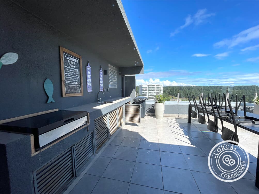Departamento Amoblado en Arriendo Edificio Bosquemar, Lomas de Montemar, Concón — 2 Dormitorios Mariposa, 2 Baños en Suite, 68 m², Piso 11, Terraza Vista Oriente, con Estacionamiento, Piscina y Quincho, $650.000