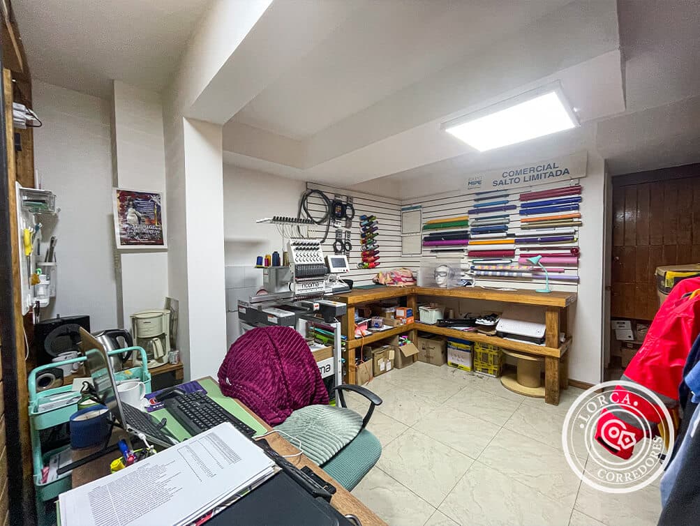 Local Comercial en Venta Condominio Mirador Curauma, Valparaíso. Primer Piso, 43 m² Útiles, Sala de Ventas + Sala Interior Multiuso + Bodega + Baño, Estacionamiento para Clientes, UF 3.794