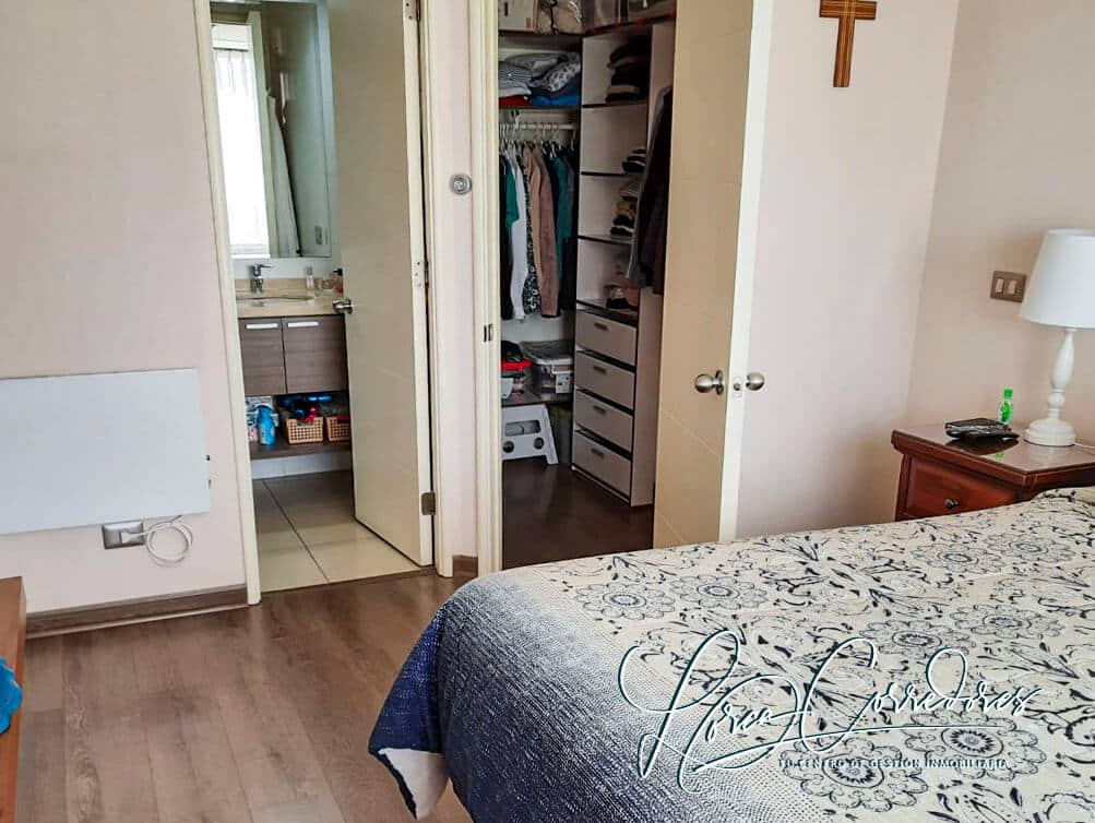 Departamento en Venta Edificio Parque Las Palmas, Centro de Quilpué | 3 Dormitorios (Uno en Suite con Walking Closet), 2 Baños, 95 m², Piso 8, Balcón Vista Panorámica, con Estacionamiento Techado y Bodega, Piscina y Quincho, UF 4.772