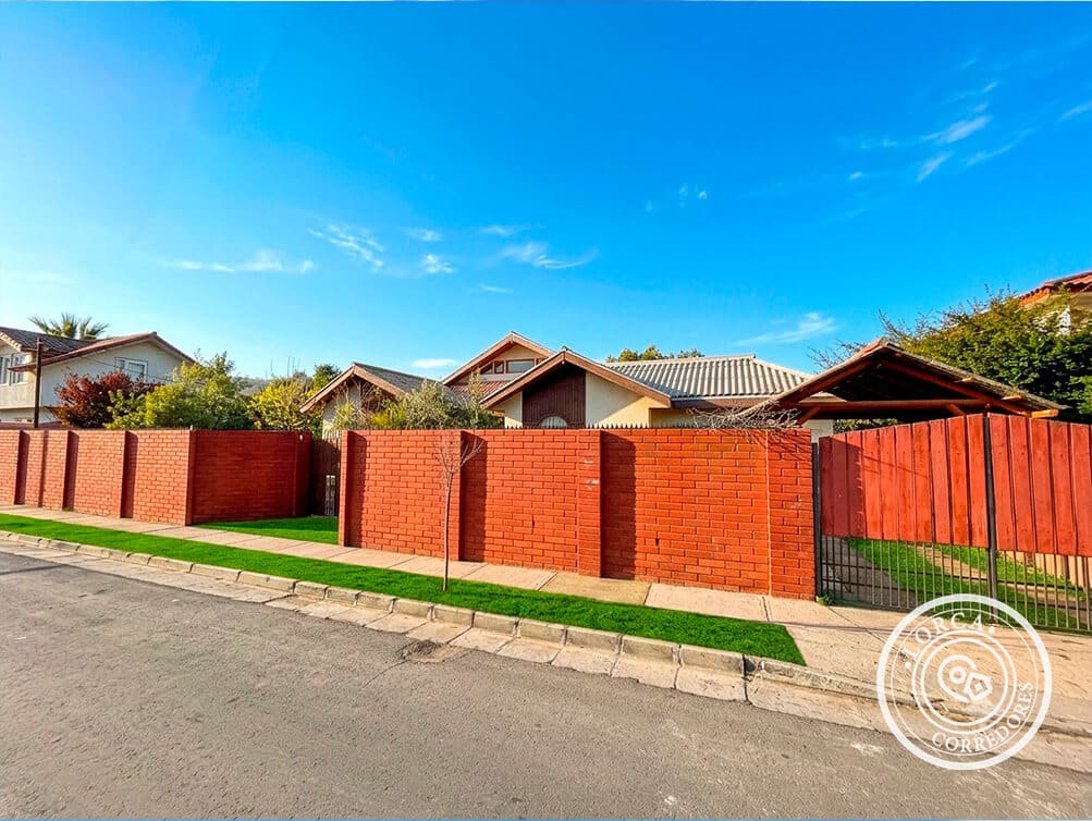 Casa en Arriendo Sector El Carmen, Peñablanca, Villa Alemana. Terreno 566 m² con Piscina, Pérgola y Frutales, 4 Dormitorios, 2 Baños, 2 Estacionamientos, $1.000.000