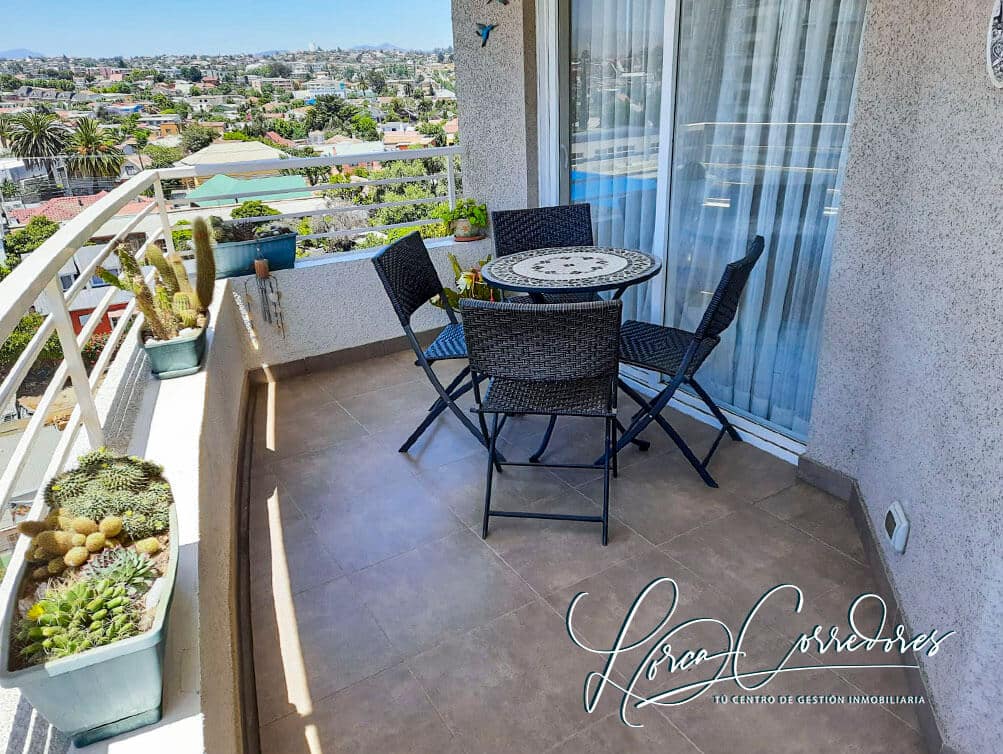 Departamento en Venta Edificio Parque Las Palmas, Centro de Quilpué | 3 Dormitorios (Uno en Suite con Walking Closet), 2 Baños, 95 m², Piso 8, Balcón Vista Panorámica, con Estacionamiento Techado y Bodega, Piscina y Quincho, UF 4.772