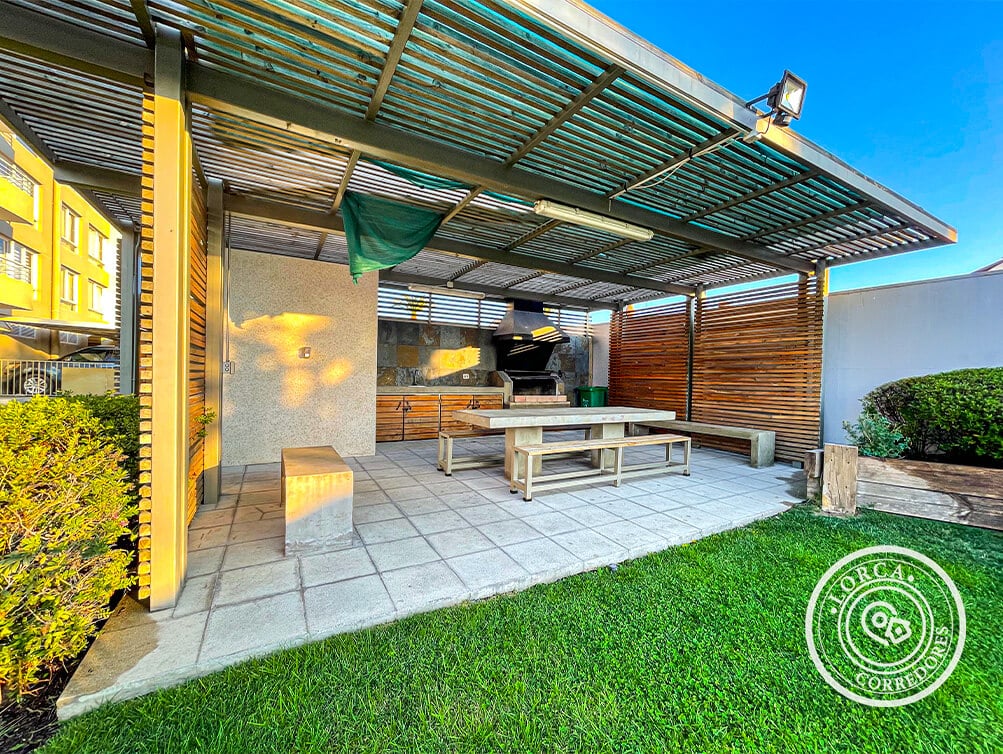 Departamento en Venta Edificio Parque Las Palmas, Centro de Quilpué | 3 Dormitorios (Uno en Suite con Walking Closet), 2 Baños, 95 m², Piso 8, Balcón Vista Panorámica, con Estacionamiento Techado y Bodega, Piscina y Quincho, UF 4.772