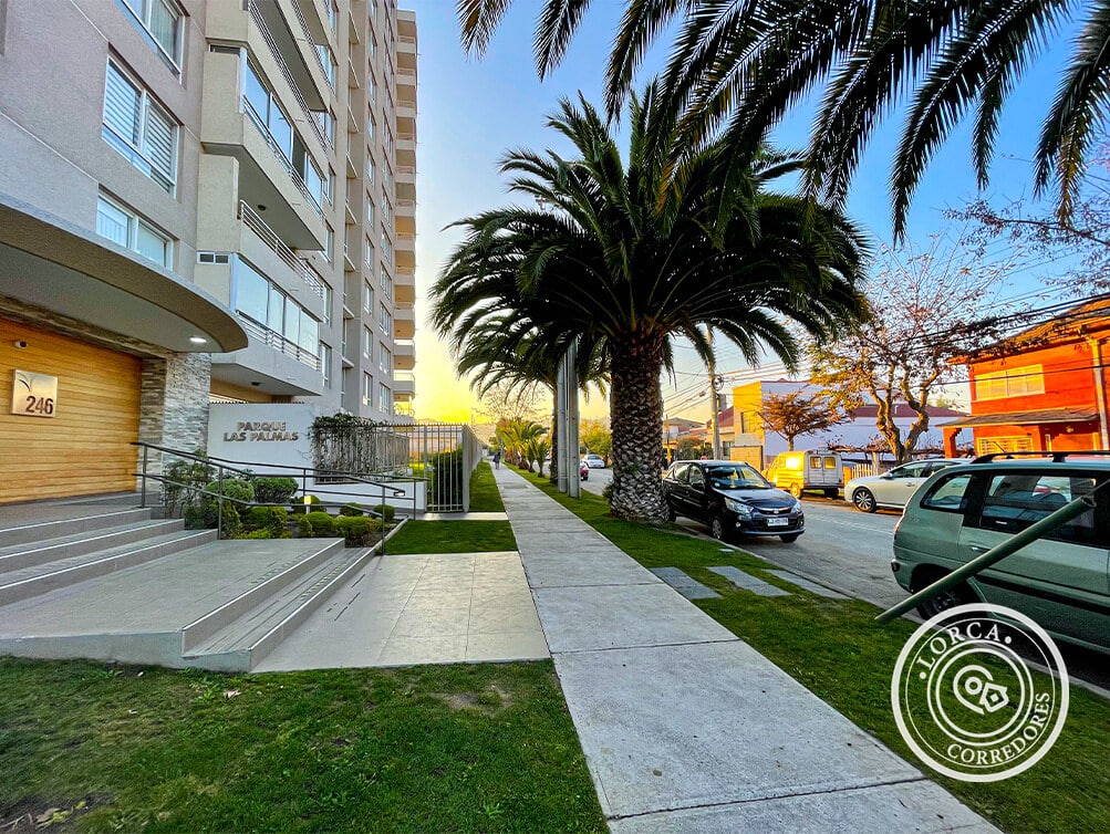 Departamento en Venta Edificio Parque Las Palmas, Centro de Quilpué | 3 Dormitorios (Uno en Suite con Walking Closet), 2 Baños, 95 m², Piso 8, Balcón Vista Panorámica, con Estacionamiento Techado y Bodega, Piscina y Quincho, UF 4.772