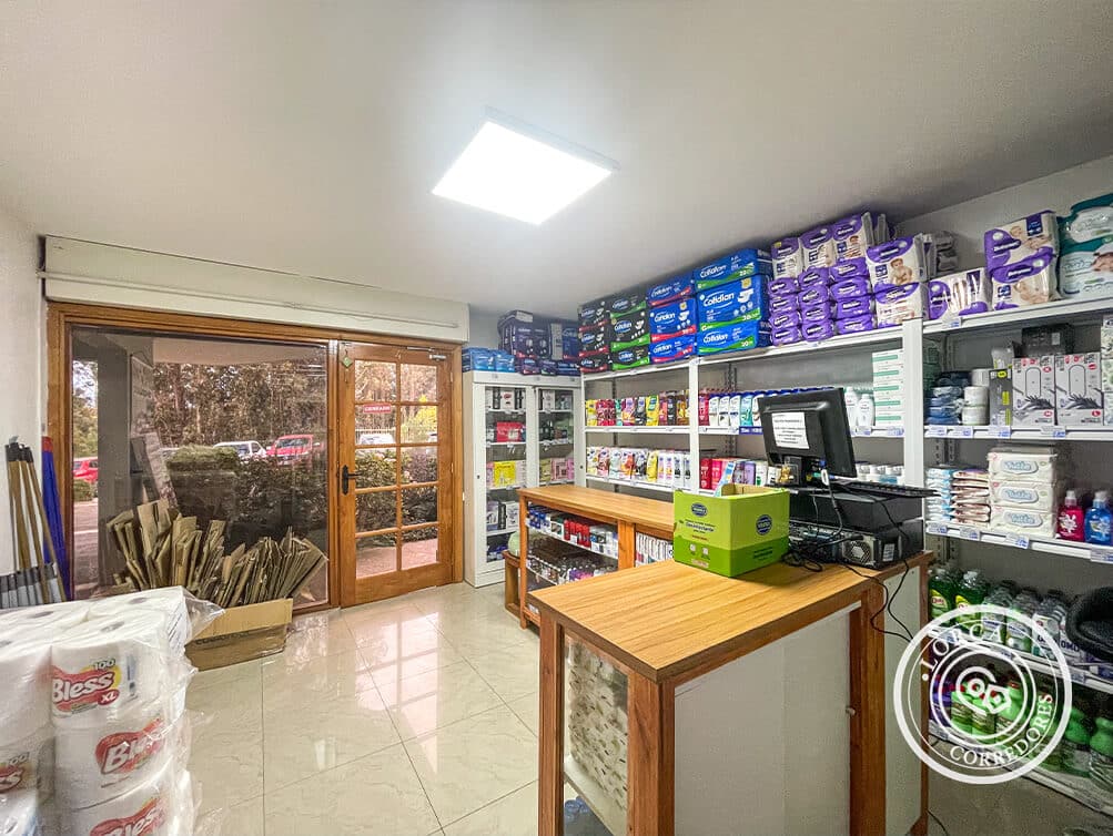 Local Comercial en Venta Condominio Mirador Curauma, Valparaíso. Primer Piso, 43 m² Útiles, Sala de Ventas + Sala Interior Multiuso + Bodega + Baño, Estacionamiento para Clientes, UF 3.794