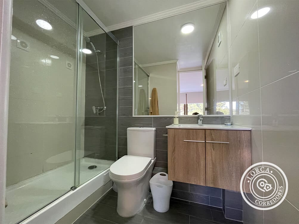 Departamento Amoblado en Arriendo Edificio Bosquemar, Lomas de Montemar, Concón — 2 Dormitorios Mariposa, 2 Baños en Suite, 68 m², Piso 11, Terraza Vista Oriente, con Estacionamiento, Piscina y Quincho, $650.000