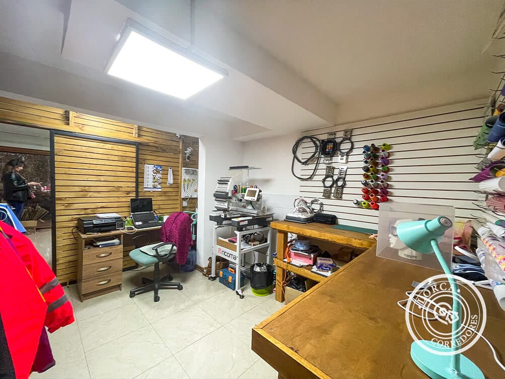 Local Comercial en Venta Condominio Mirador Curauma, Valparaíso. Primer Piso, 43 m² Útiles, Sala de Ventas + Sala Interior Multiuso + Bodega + Baño, Estacionamiento para Clientes, UF 3.794