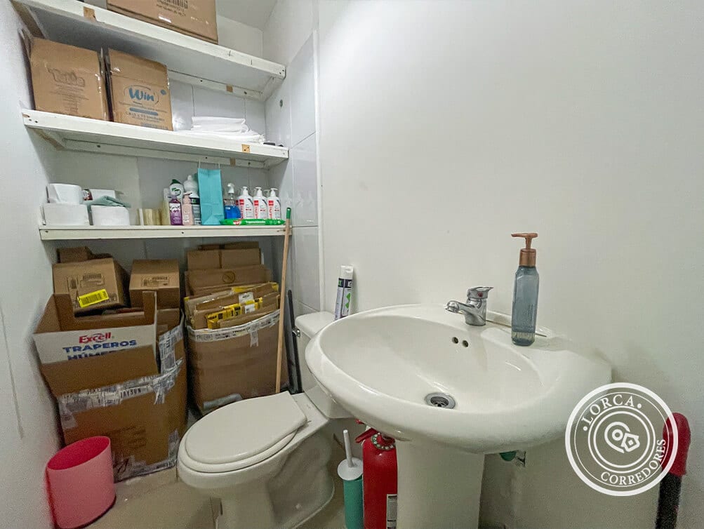 Local Comercial en Venta Condominio Mirador Curauma, Valparaíso. Primer Piso, 43 m² Útiles, Sala de Ventas + Sala Interior Multiuso + Bodega + Baño, Estacionamiento para Clientes, UF 3.794