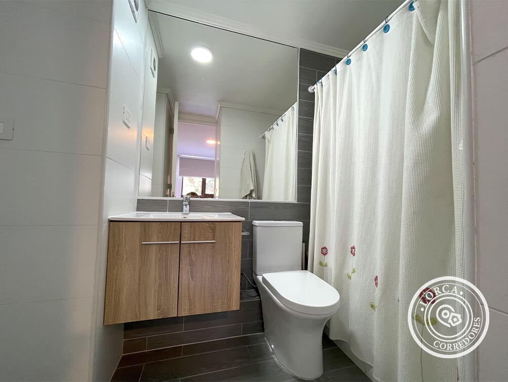 Departamento Amoblado en Arriendo Edificio Bosquemar, Lomas de Montemar, Concón — 2 Dormitorios Mariposa, 2 Baños en Suite, 68 m², Piso 11, Terraza Vista Oriente, con Estacionamiento, Piscina y Quincho, $650.000