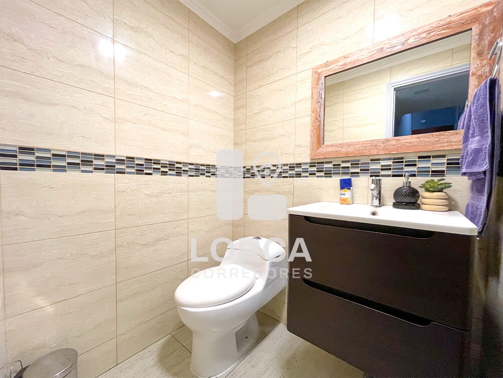 Casa en Venta Sector Villanelo Alto, Viña del Mar — Año 2023, 5 Dormitorios, 4 Baños, 221 m² Construidos sobre 279 m² de Terreno, 2 Niveles + Ampliación con Bar, Walking Closet, Piscina, Quincho y Terraza, 2 Estacionamientos, UF 9.000
