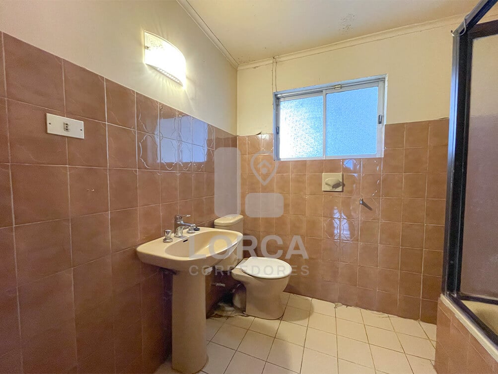 Casa en Venta Sector Pedro Montt, Quilpué | Oportunidad para Refaccionar, 3 Dormitorios, 3 Baños, 160 m² Construidos sobre 450 m² de Terreno, 3 Estacionamientos, Bodega, a 3 Cuadras de Avenida Los Carrera, UF 5.610