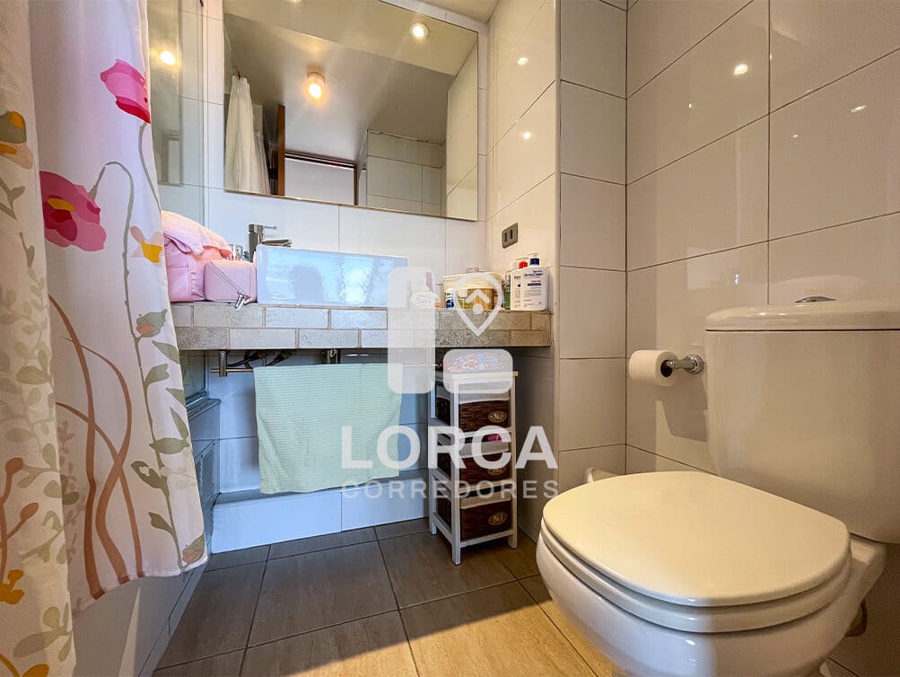 Departamento en Venta Edificio Icono, Sector Escuela Militar, Las Condes, Santiago | 2 Dormitorios, 2 Baños, 59 m², Piso 15, Vista Panorámica a la Cordillera, con Estacionamiento, Piscina, Quincho y Gimnasio, UF 6.500