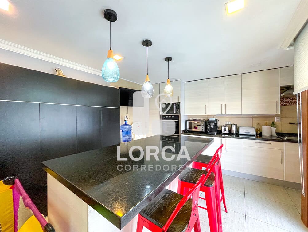 Casa en Venta Sector Villanelo Alto, Viña del Mar — Año 2023, 5 Dormitorios, 4 Baños, 221 m² Construidos sobre 279 m² de Terreno, 2 Niveles + Ampliación con Bar, Walking Closet, Piscina, Quincho y Terraza, 2 Estacionamientos, UF 9.000