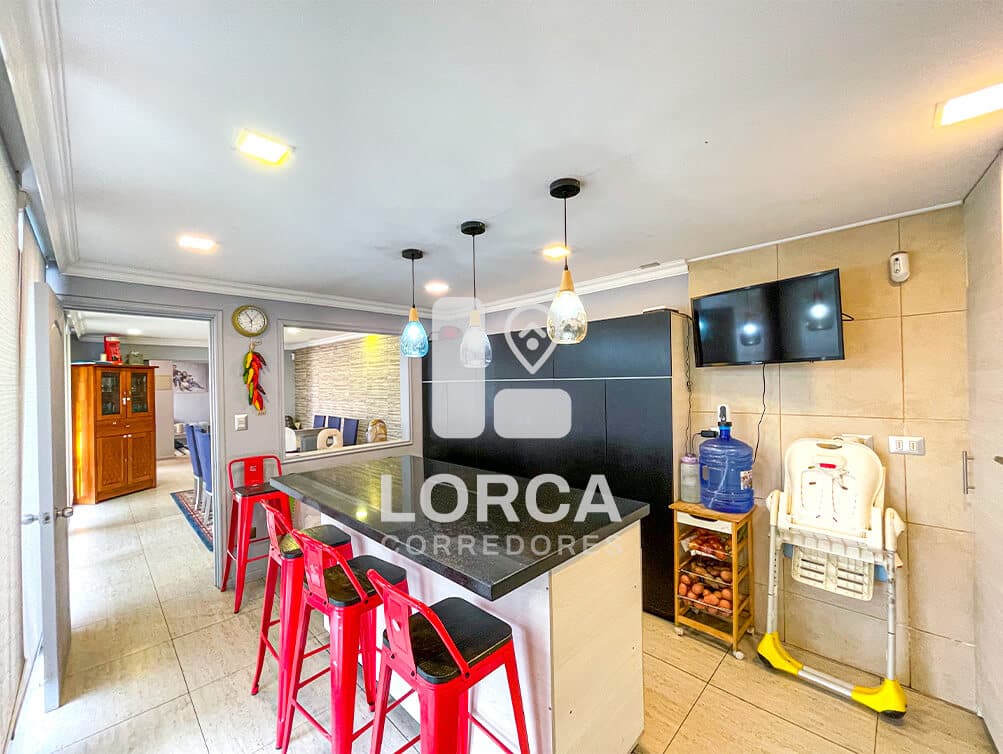 Casa en Venta Sector Villanelo Alto, Viña del Mar — Año 2023, 5 Dormitorios, 4 Baños, 221 m² Construidos sobre 279 m² de Terreno, 2 Niveles + Ampliación con Bar, Walking Closet, Piscina, Quincho y Terraza, 2 Estacionamientos, UF 9.000