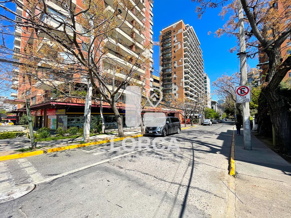 Departamento en Venta Edificio Icono, Sector Escuela Militar, Las Condes, Santiago | 2 Dormitorios, 2 Baños, 59 m², Piso 15, Vista Panorámica a la Cordillera, con Estacionamiento, Piscina, Quincho y Gimnasio, UF 6.500
