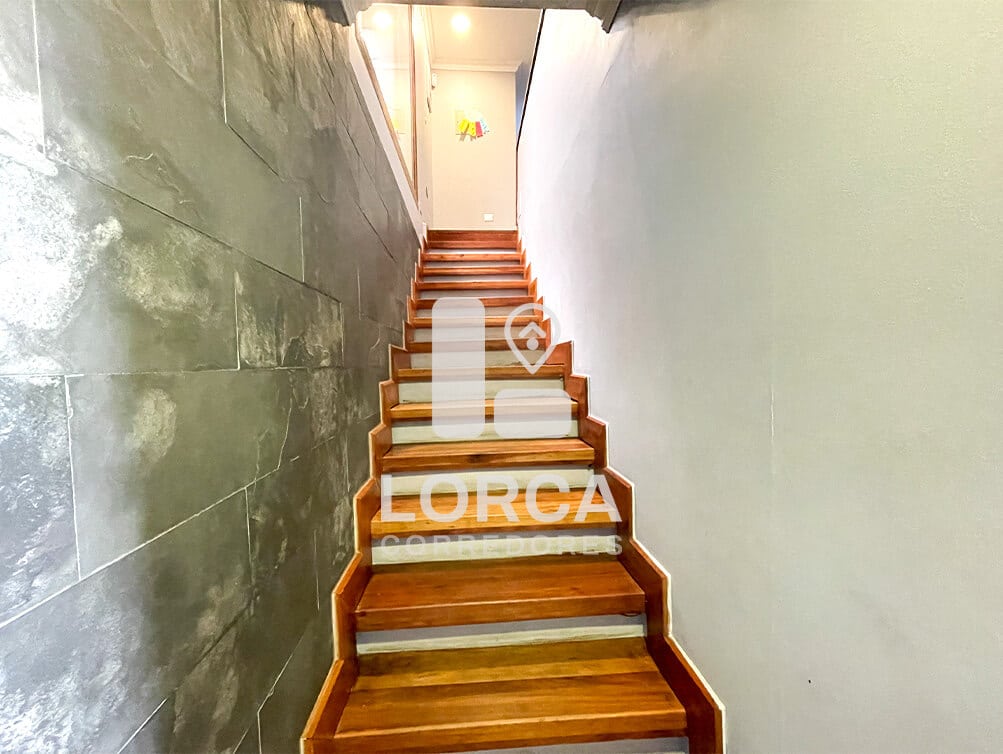 Casa en Venta Sector Villanelo Alto, Viña del Mar — Año 2023, 5 Dormitorios, 4 Baños, 221 m² Construidos sobre 279 m² de Terreno, 2 Niveles + Ampliación con Bar, Walking Closet, Piscina, Quincho y Terraza, 2 Estacionamientos, UF 9.000