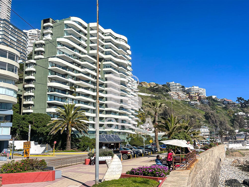 Departamento en Venta Primera Línea Mar, Sector Cochoa, Reñaca, Viña del Mar | 2 Dormitorios, 2 Baños, 77 m² Totales con Terraza de 61 m², Piso 8, Vista Directa al Mar, con Estacionamiento y Bodega, Edificio con 2 Piscinas, Gimnasio y Quincho, UF 7.290