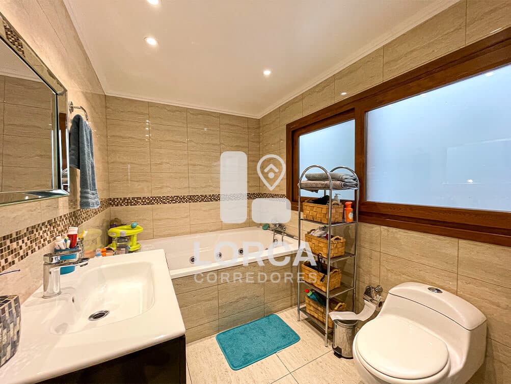 Casa en Venta Sector Villanelo Alto, Viña del Mar — Año 2023, 5 Dormitorios, 4 Baños, 221 m² Construidos sobre 279 m² de Terreno, 2 Niveles + Ampliación con Bar, Walking Closet, Piscina, Quincho y Terraza, 2 Estacionamientos, UF 9.000