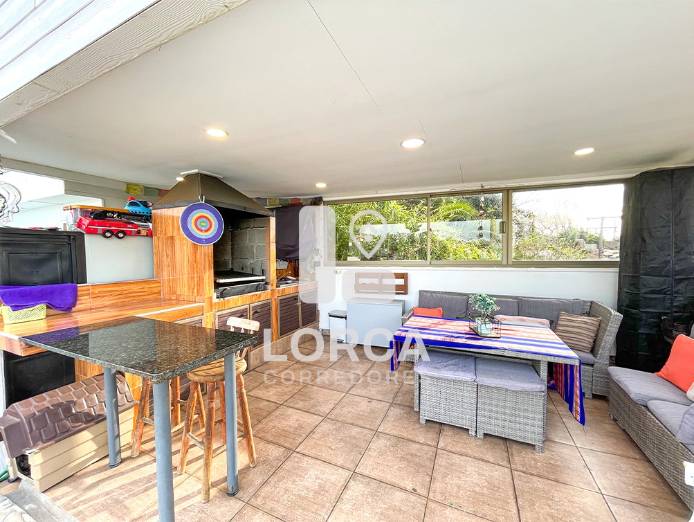 Casa en Venta Sector Villanelo Alto, Viña del Mar — Año 2023, 5 Dormitorios, 4 Baños, 221 m² Construidos sobre 279 m² de Terreno, 2 Niveles + Ampliación con Bar, Walking Closet, Piscina, Quincho y Terraza, 2 Estacionamientos, UF 9.000