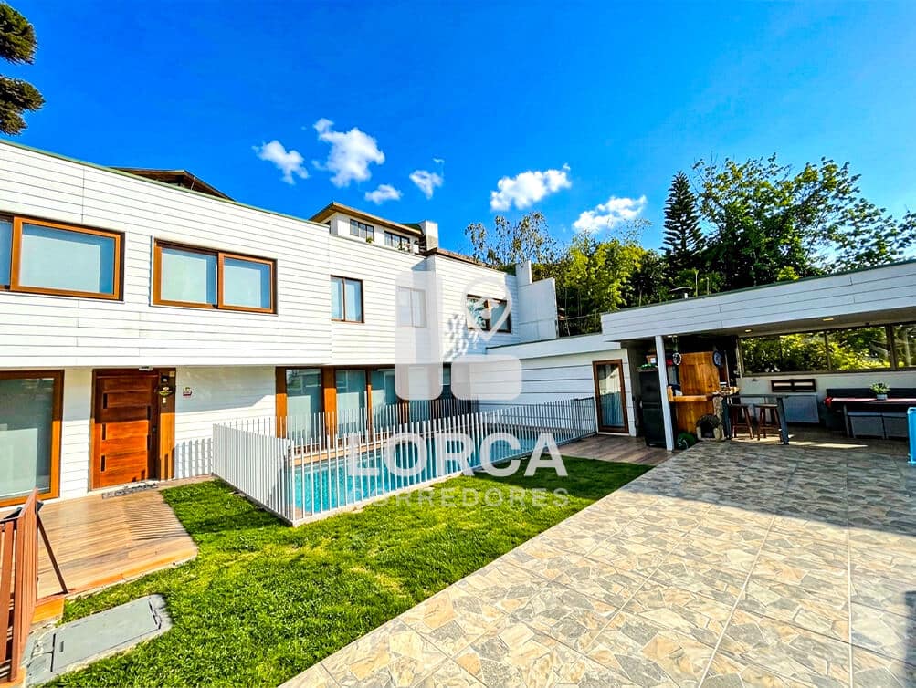 Casa en Venta Sector Villanelo Alto, Viña del Mar — Año 2023, 5 Dormitorios, 4 Baños, 221 m² Construidos sobre 279 m² de Terreno, 2 Niveles + Ampliación con Bar, Walking Closet, Piscina, Quincho y Terraza, 2 Estacionamientos, UF 9.000