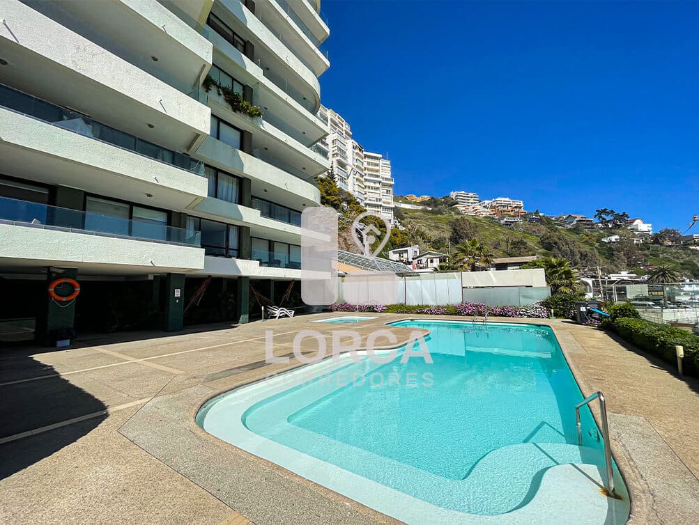Departamento en Venta Primera Línea Mar, Sector Cochoa, Reñaca, Viña del Mar | 2 Dormitorios, 2 Baños, 77 m² Totales con Terraza de 61 m², Piso 8, Vista Directa al Mar, con Estacionamiento y Bodega, Edificio con 2 Piscinas, Gimnasio y Quincho, UF 7.290