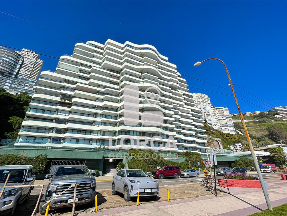 Departamento en Venta Primera Línea Mar, Sector Cochoa, Reñaca, Viña del Mar | 2 Dormitorios, 2 Baños, 77 m² Totales con Terraza de 61 m², Piso 8, Vista Directa al Mar, con Estacionamiento y Bodega, Edificio con 2 Piscinas, Gimnasio y Quincho, UF 7.290