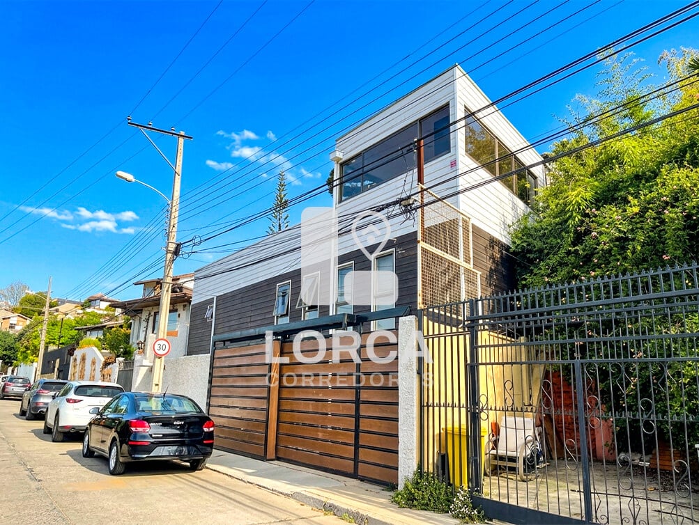 Casa en Venta Sector Villanelo Alto, Viña del Mar — Año 2023, 5 Dormitorios, 4 Baños, 221 m² Construidos sobre 279 m² de Terreno, 2 Niveles + Ampliación con Bar, Walking Closet, Piscina, Quincho y Terraza, 2 Estacionamientos, UF 9.000