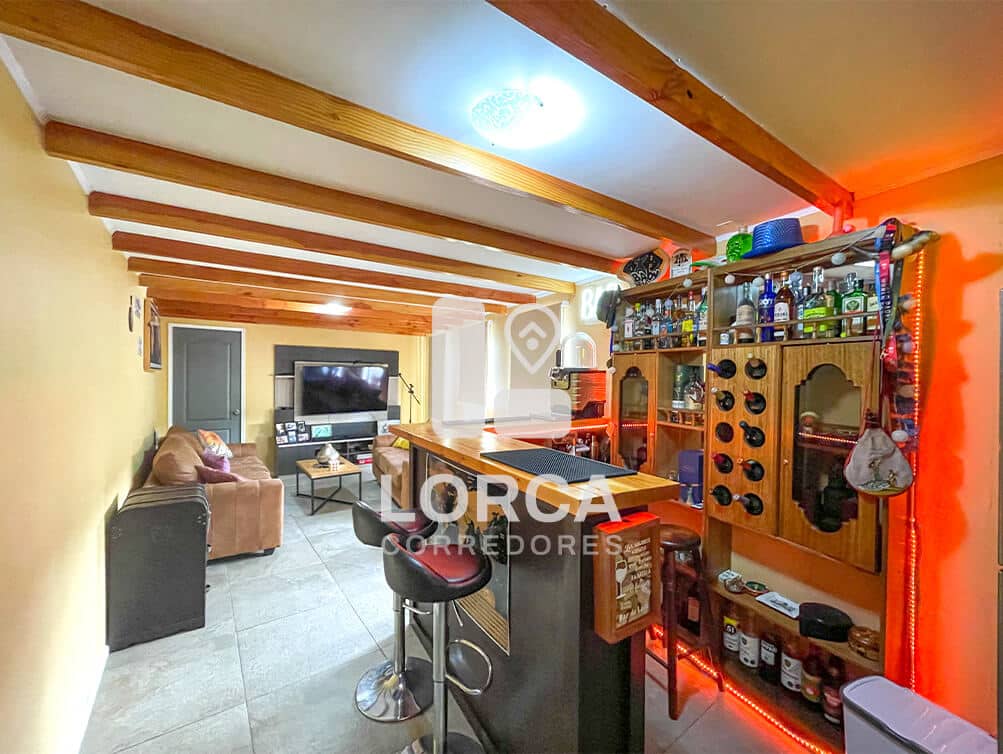 Casa en Venta Sector Villanelo Alto, Viña del Mar — Año 2023, 5 Dormitorios, 4 Baños, 221 m² Construidos sobre 279 m² de Terreno, 2 Niveles + Ampliación con Bar, Walking Closet, Piscina, Quincho y Terraza, 2 Estacionamientos, UF 9.000