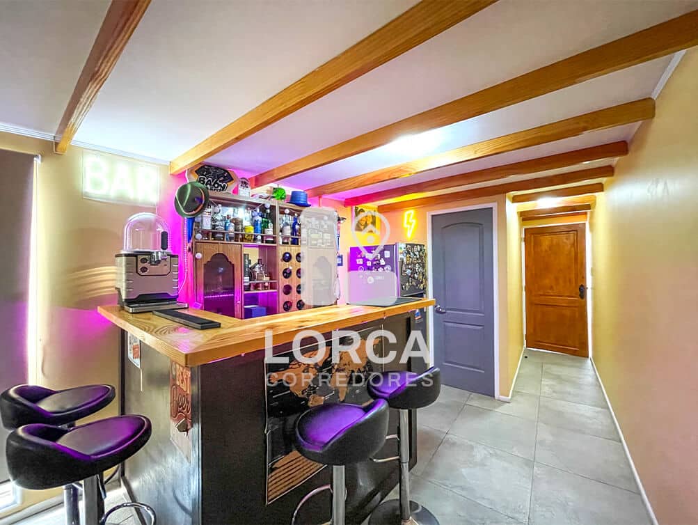 Casa en Venta Sector Villanelo Alto, Viña del Mar — Año 2023, 5 Dormitorios, 4 Baños, 221 m² Construidos sobre 279 m² de Terreno, 2 Niveles + Ampliación con Bar, Walking Closet, Piscina, Quincho y Terraza, 2 Estacionamientos, UF 9.000