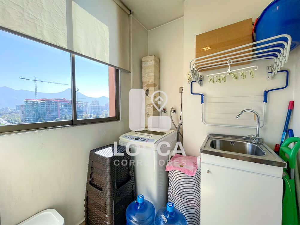 Departamento en Venta Edificio Icono, Sector Escuela Militar, Las Condes, Santiago | 2 Dormitorios, 2 Baños, 59 m², Piso 15, Vista Panorámica a la Cordillera, con Estacionamiento, Piscina, Quincho y Gimnasio, UF 6.500