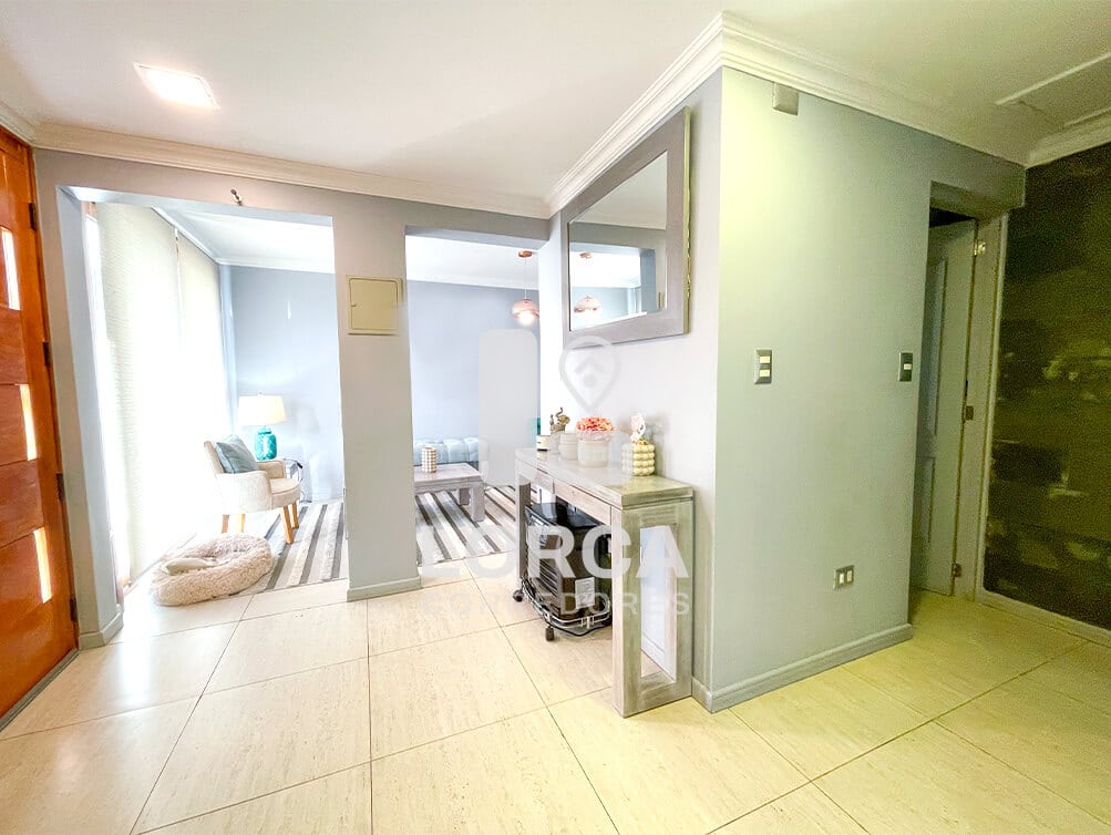 Casa en Venta Sector Villanelo Alto, Viña del Mar — Año 2023, 5 Dormitorios, 4 Baños, 221 m² Construidos sobre 279 m² de Terreno, 2 Niveles + Ampliación con Bar, Walking Closet, Piscina, Quincho y Terraza, 2 Estacionamientos, UF 9.000