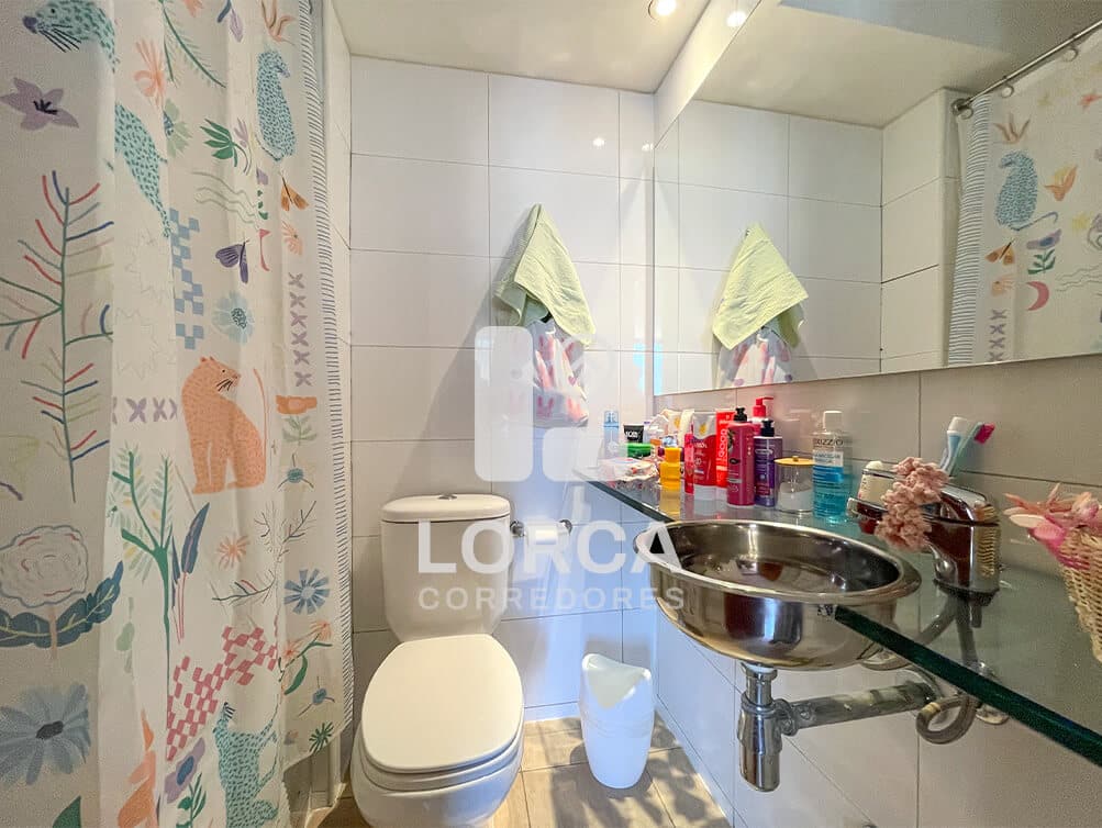 Departamento en Venta Edificio Icono, Sector Escuela Militar, Las Condes, Santiago | 2 Dormitorios, 2 Baños, 59 m², Piso 15, Vista Panorámica a la Cordillera, con Estacionamiento, Piscina, Quincho y Gimnasio, UF 6.500