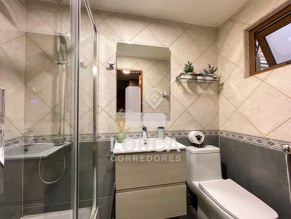 Casa en Venta Sector Hernando de Aguirre, Providencia, Santiago | 2 Pisos, 6 Dormitorios (1 Suite Principal con Walking y Tina de Hidromasaje), 4 Baños, 148 m² Útiles sobre 225 m² de Terreno, Quincho con Horno y Parrilla, Techo Retráctil, 2 Estacionamientos Techados, UF 14.000