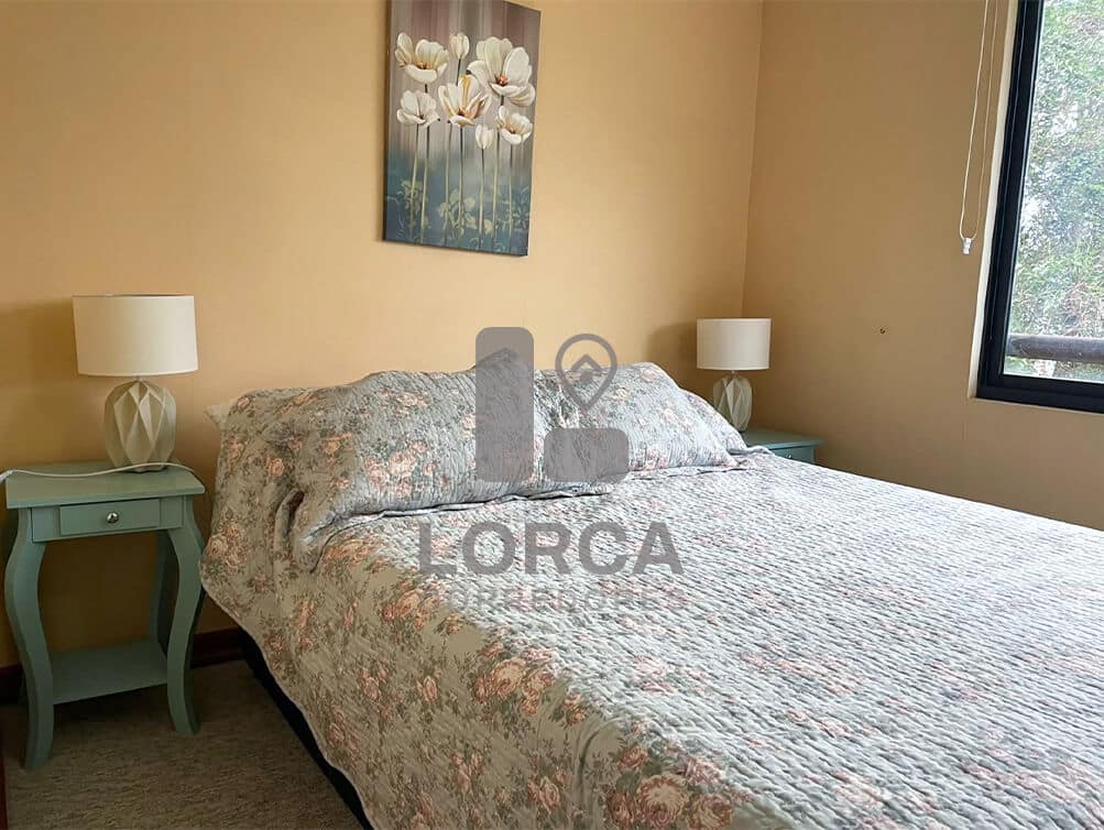 Departamento en Venta Edificio Rukamahuida, Centro de Pucón | 3 Dormitorios, 2 Baños, 65 m² Útiles, Piso 3, Terraza con Vista a las Montañas, con Estacionamiento y Bodega, Edificio con Piscina, UF 5.600