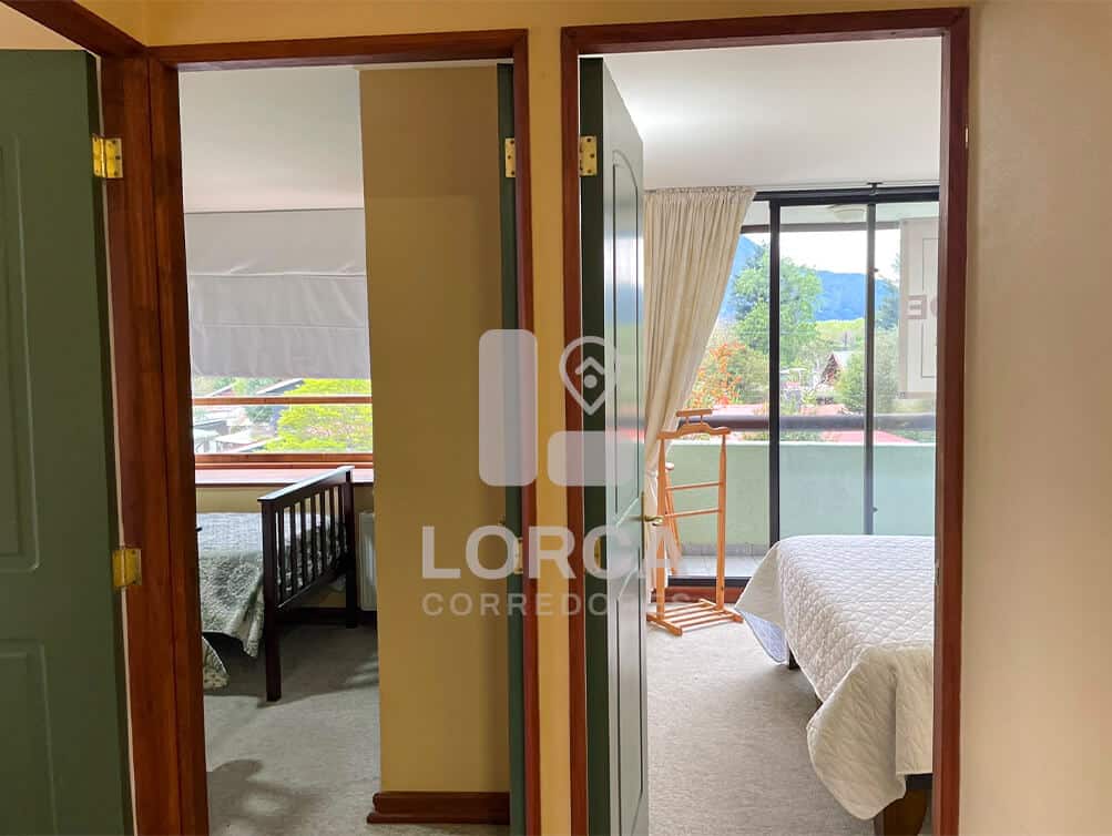 Departamento en Venta Edificio Rukamahuida, Centro de Pucón | 3 Dormitorios, 2 Baños, 65 m² Útiles, Piso 3, Terraza con Vista a las Montañas, con Estacionamiento y Bodega, Edificio con Piscina, UF 5.600