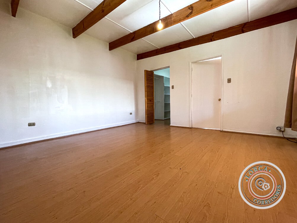 Casa en Venta Sector Teniente Serrano, Los Pinos, Quilpué | 3 Dormitorios (2 en Suite), 3 Baños, 118 m² Construidos sobre 500 m² de Terreno, 4 Estacionamientos, Gran Patio con Quincho y Riego Automático, UF 4.139