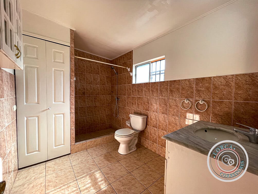 Casa en Venta Sector Teniente Serrano, Los Pinos, Quilpué | 3 Dormitorios (2 en Suite), 3 Baños, 118 m² Construidos sobre 500 m² de Terreno, 4 Estacionamientos, Gran Patio con Quincho y Riego Automático, UF 4.139