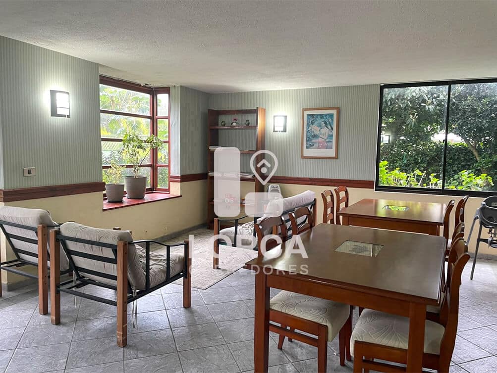 Departamento en Venta Edificio Rukamahuida, Centro de Pucón | 3 Dormitorios, 2 Baños, 65 m² Útiles, Piso 3, Terraza con Vista a las Montañas, con Estacionamiento y Bodega, Edificio con Piscina, UF 5.600