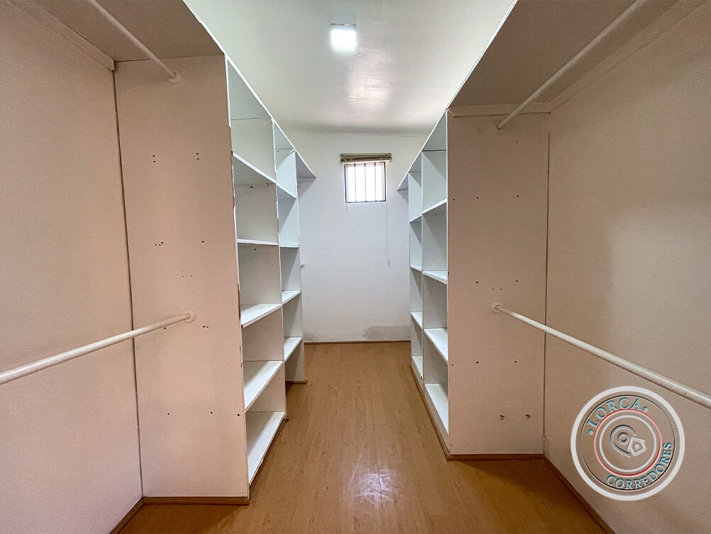 Casa en Venta Sector Teniente Serrano, Los Pinos, Quilpué | 3 Dormitorios (2 en Suite), 3 Baños, 118 m² Construidos sobre 500 m² de Terreno, 4 Estacionamientos, Gran Patio con Quincho y Riego Automático, UF 4.139