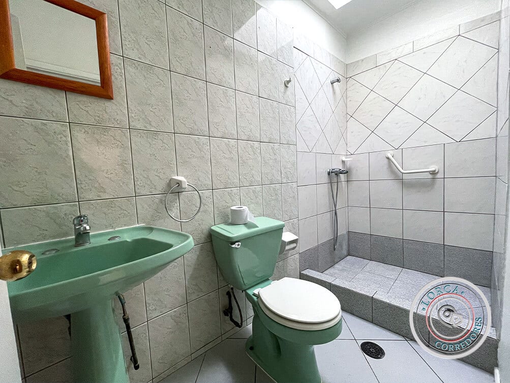 Casa en Venta Sector Teniente Serrano, Los Pinos, Quilpué | 3 Dormitorios (2 en Suite), 3 Baños, 118 m² Construidos sobre 500 m² de Terreno, 4 Estacionamientos, Gran Patio con Quincho y Riego Automático, UF 4.139