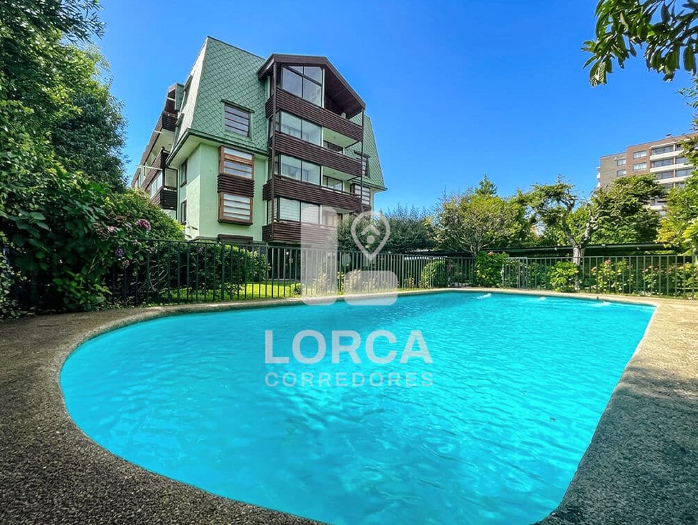 Departamento en Venta Edificio Rukamahuida, Centro de Pucón | 3 Dormitorios, 2 Baños, 65 m² Útiles, Piso 3, Terraza con Vista a las Montañas, con Estacionamiento y Bodega, Edificio con Piscina, UF 5.600