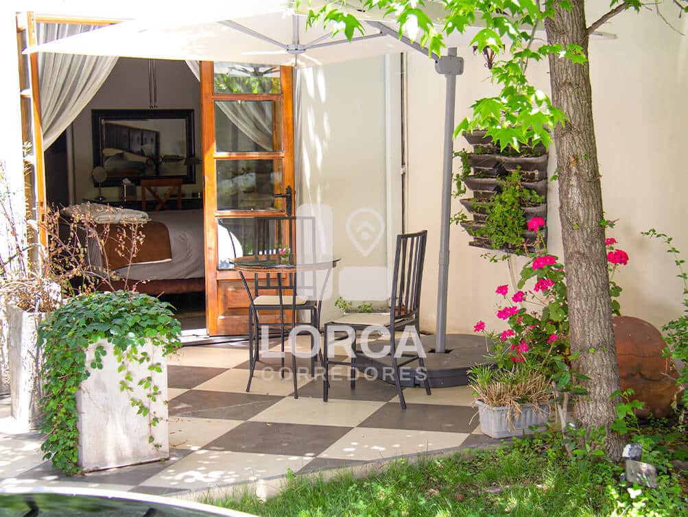 Casona Estilo Francés en Venta Barrio Italia, Providencia, Santiago — Ex Hotel Boutique, 5 Dormitorios en Suite + 7 Baños, 2 Pisos y Subterráneo, Cava de Vino, Jardín con Parrón, Normativa 4 Pisos, UF 16.500