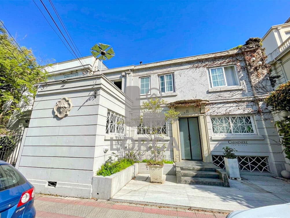 Casona Estilo Francés en Venta Barrio Italia, Providencia, Santiago — Ex Hotel Boutique, 5 Dormitorios en Suite + 7 Baños, 2 Pisos y Subterráneo, Cava de Vino, Jardín con Parrón, Normativa 4 Pisos, UF 16.500