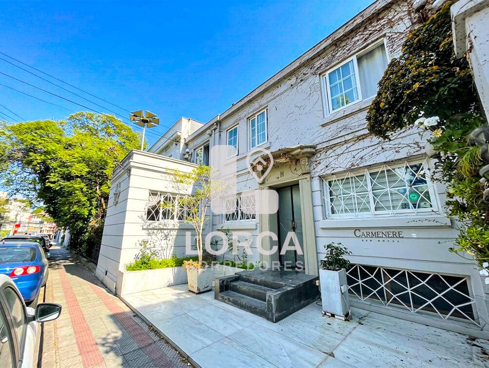 Casona Estilo Francés en Venta Barrio Italia, Providencia, Santiago — Ex Hotel Boutique, 5 Dormitorios en Suite + 7 Baños, 2 Pisos y Subterráneo, Cava de Vino, Jardín con Parrón, Normativa 4 Pisos, UF 16.500